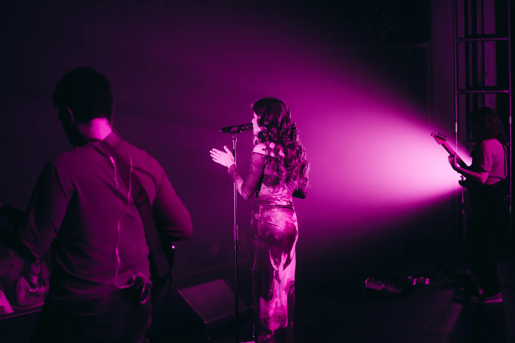 MARIONA ESCODA — Singer and musicians surrounded by purple light